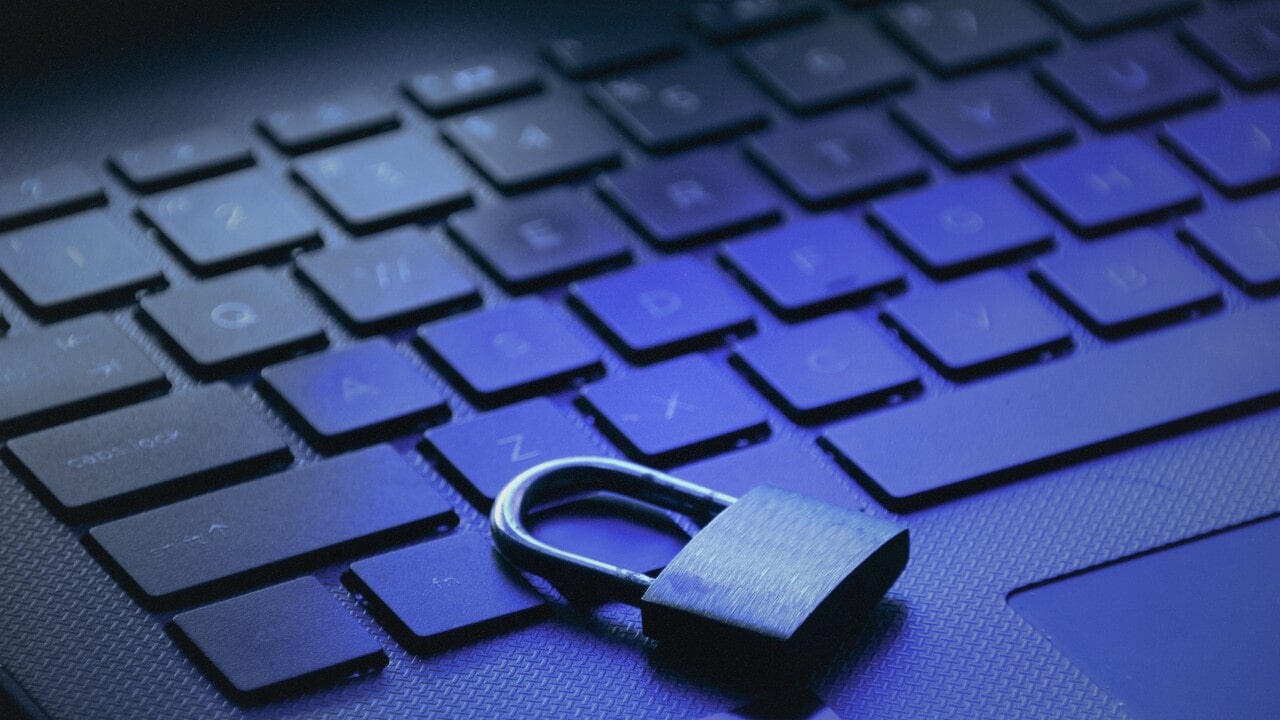Keyboard with lock laying on top.